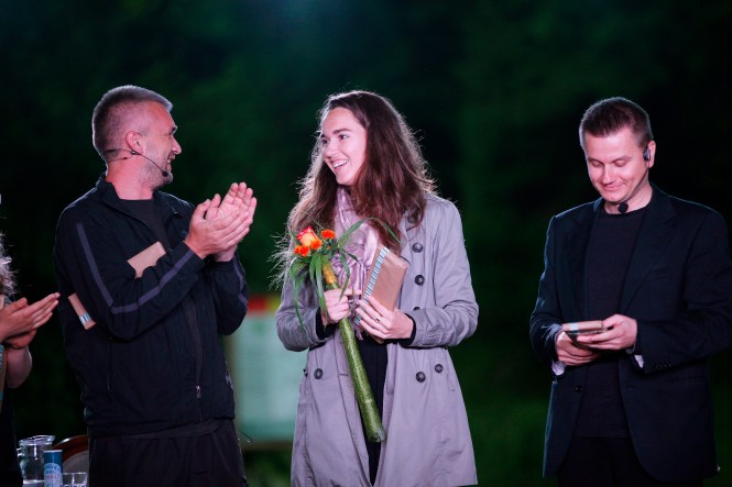 Podelitev rož režiserki predstave Zamorka Nini Šorak. Foto: Boštjan Pucelj